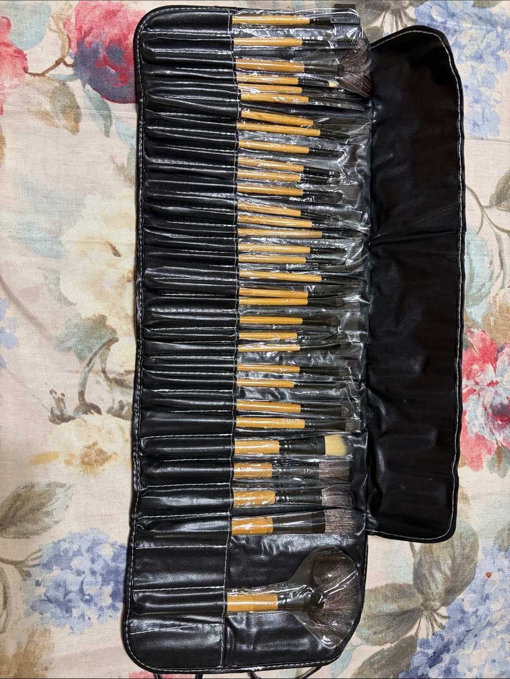 32 piece women’s makeup brush set with storage case